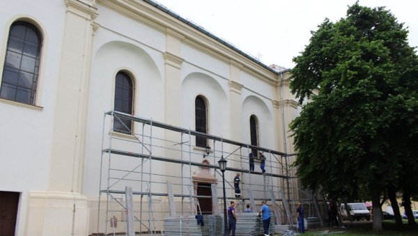 БАКАР ЦРКВИ ВРАЋА СЈАЈ: У Србобрану обнављају један од најлепших православних храмова у Србији