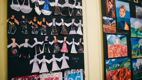 СТВАРАЛАШТВО НАЈМЛАЂИХ:   Изложба дечјих радова атељеа Луча (ФОТО)