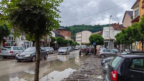 ВАНРЕДНА СИТУАЦИЈА У ВЛАДИЧИНОМ ХАНУ: Киша поплавила делове града