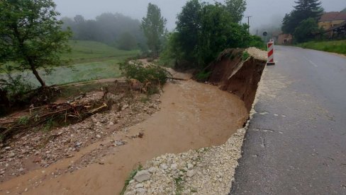 ЕВАКУИСАНО 25 ОСОБА: Поплаве у Сокобањи, вода продрла у домове (ФОТО)