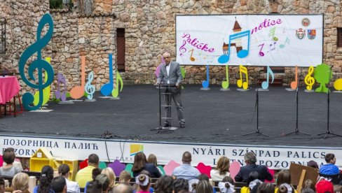 СУБОТИЦА НИКАД ПОНОСНИЈА: На Палићу одржан Дечји фестивал музике и покрета „Палићке нотице“ (ФОТО)
