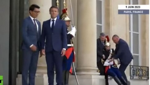 ГАРДИСТА ПАДА У НЕСВЕСТ, А МАКРОН ПОЗИРА: Француска јавност оптужује председника за неосетљивост, шта је истина? (ФОТО/ ВИДЕО)