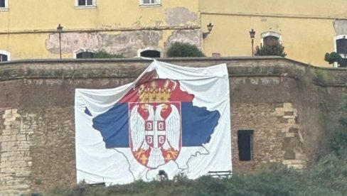 VRAĆENA ZASTAVA: Mapa Kosova i Metohije sa grbom Srbije ponovo krasi zidine Petrovaradinske tvrđave (FOTO/VIDEO)