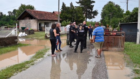POPLAVE U SRBIJI: Evakuisane dve bebe u Kučevu, ministar Gašić sa meštanima u Junkovcu (FOTO)