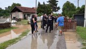 ПОПЛАВЕ У СРБИЈИ: Евакуисане две бебе у Кучеву, министар Гашић са мештанима у Јунковцу (ФОТО)