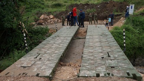 POSTAVLJEN PONTONSKI MOST PREKO VELIKE MORAVE: Vojska pomaže građanima