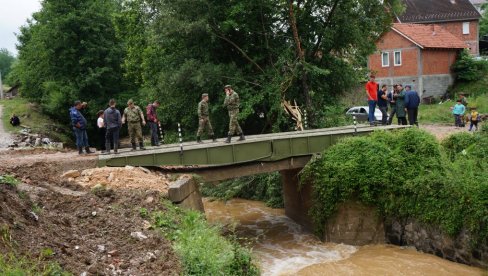 ВОЈСКА У НОВОМ ПАЗАРУ: поставила понтонски мост преко реке Трнавице