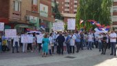 PROTEST SRBA U LEPOSAVIĆU: Stop Kurtijevom nasilju, Srbi hoće mir