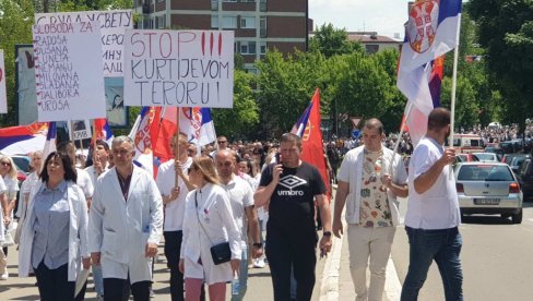 SVUDA SU LEKARI HEROJI, SAMO SU ZA KURTIJA KRIMINALCI: Veliki protest na KiM - Kolona kreće od Kosovske Mitrovice do Zvečana (FOTO/VIDEO)