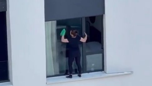 U ŽELJI DA GA ŠTO BOLJE OČISTI: Žena izašla kroz prozor na 11. spratu solitera, Beograđani šokirani onim što vide (VIDEO)