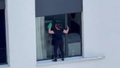 U ŽELJI DA GA ŠTO BOLJE OČISTI: Žena izašla kroz prozor na 11. spratu solitera, Beograđani šokirani onim što vide (VIDEO)
