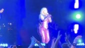 POKAZIVALA DVOGLAVOG ORLA, PA DOBILA TELEFON U GLAVU: Pevačica albanskog porekla povređena na nastupu u NJujorku (VIDEO)