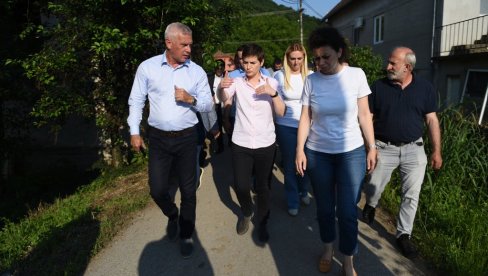 ZAJEDNO ĆEMO PREBRODITI I OVO: Premijerka obišla područja pogođena poplavama u Ćićevcu i razgovarala sa građanima (FOTO/VIDEO)
