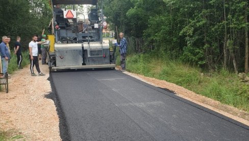 КОД ПЕТРОВЦА НА МЛАВИ: Приводе се крају радови на асфалтирању у Орешковици