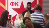 MAMA JE BILA HIT NA KONFERENCIJI: Zvezda dovela novog napadača, a on ni pet, ni šest - otkrio šta mu je u tome dosadno (VIDEO)