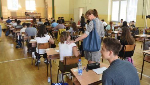 СВЕ СПРЕМНО ЗА ПОЛАГАЊЕ МАЛЕ МАТУРЕ: Осмаци данас полажу тест из српског језика