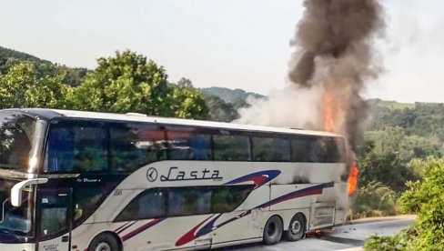 ZAPALIO SE LASTIN AUTOBUS U GROCKOJ: Putnici evakuisani odmah, nema povređenih