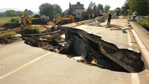 POPRAVKE PREMA PLANU: Kraljevčani obnavljaju oštećenu saobraćajnu infrastrukturu (FOTO)