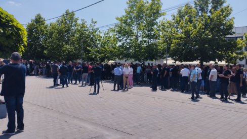 PROTEST ZBOG HAPŠENJA DRAGIŠE MILENKOVIĆA: Blokiran put Gračanica-Gnjilane, policija pokušala da ukloni narod
