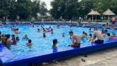OTVORILI SEZONU: U Zrnjaninu prvi dan kupanja na bazenima - besplatan