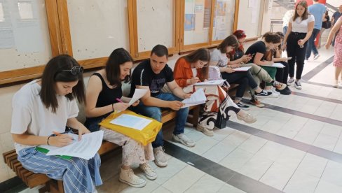 NAJAVLJENA ISPLATA 50 ODSTO UPLAĆENE ŠKOLARINE USKORO LEŽE: Studentima novac samo na karticu