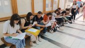 НАЈАВЉЕНА ИСПЛАТА 50 ОДСТО УПЛАЋЕНЕ ШКОЛАРИНЕ УСКОРО ЛЕЖЕ: Студентима новац само на картицу