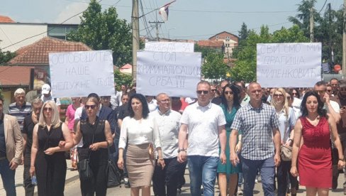 PROTEST SRBA ZBOG JUČERAŠNJEG HAPŠENJA DRAGIŠE MILENKOVIĆA: Više hiljada Srba u Gračanici (FOTO, VIDEO)