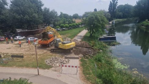 ZBOG RADOVA OBEZBEĐEN BESPLATAN PREVOZ: Počelo postavljanje pontonskog mosta na Velikom bačkom kanalu u Somboru