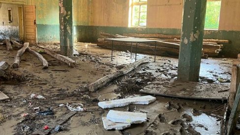 POMOĆ U SANIRANJU ŠTETE: V.d. minsitra prosvte posetio oštećene škole u opštini Rekovac