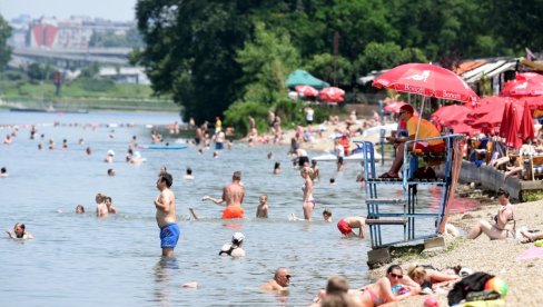 ПРАВИ ЛЕТЊИ ДАН НА АДИ ЦИГАНЛИЈИ: Грађани похрлили да се расхладе на Савском језеру где је почела сезона купања
