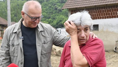 VESIĆ U DRAGOŠEVCU: Ministar građevinarstva sa meštanima jagodinskog sela koje je najviše stradalo u poplavama (FOTO)