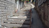 OPASNO STEPENIŠTE U CENTRU HERCEG NOVOG: Rekonstrukcija kasni, građani negoduju (FOTO)