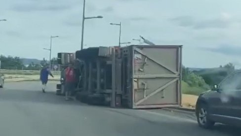 KAMION PROBIO ZAŠTITNU OGRADU: Saobraćajna nesreća kod Novog Sada (VIDEO)