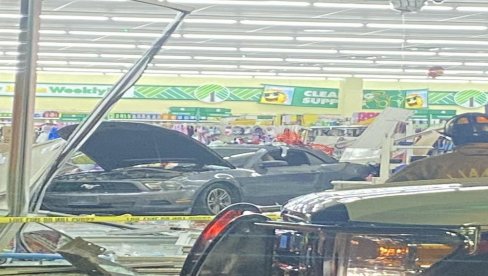 NESVAKIDAŠNJI INCIDENT: Žena skupocenim automobilom uletela u sred supermarketa
