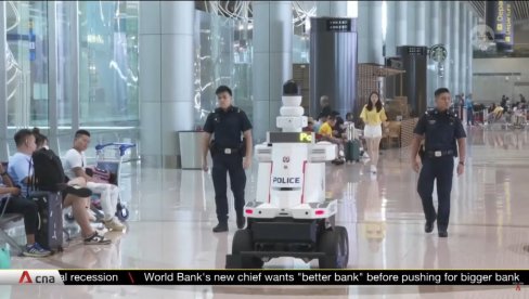ЧУДО ТЕХНОЛОГИЈЕ У СИНГАПУРУ: Роботи полицајци у акцији на аеродрому (ВИДЕО)