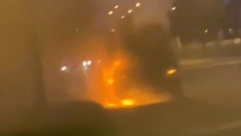 VOZILO PLANULO U SRED VOŽNJE: Izgoreo Pikap na keju u Novom Sadu (VIDEO)