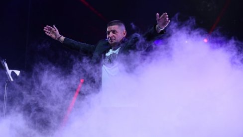 BAJA MALI KNINDŽA I NADA TOPČAGIĆ U ZAGRLJAJU: Ja moram da popijem... (VIDEO)