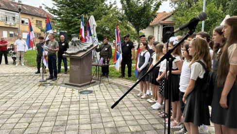 DAN RATNIH VETERANA U PARAĆINU: Položeni venci na spomenik borcima stradalim u ratovima 1990-1999. (FOTO)