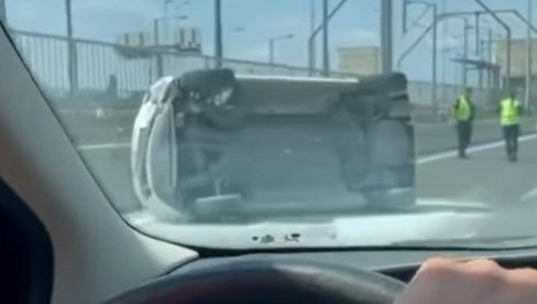 SAOBRAĆAJNA NESREĆA NA MOSTU NA ADI: Automobil se prevrnuo nasred puta, policija na terenu (VIDEO)