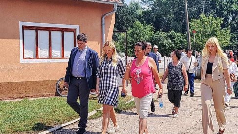 ŠTETA ZBOG POPLAVA BIĆE NADOKNAĐENA: Ministarka poljoprivrede obišla danas deo ugroženih područja Paraćina (FOTO)