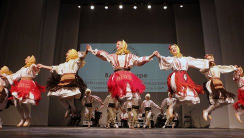 СРБИЈИ НА ПОНОС: Смедеревски ансамбл песмом и игром на годишњем концерту одушевио публику (ФОТО)