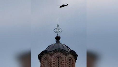ZA VREME BESEDE PATRIJARHA: Helikopter KFOR-a nadleće Gračanicu (VIDEO)