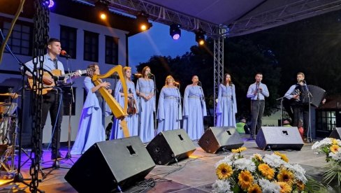 UŽIVANJE UPRKOS LOŠEM VREMENU: Vidovdanski koncert ansambla Fenečki biseri na trgu u Vranju