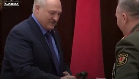 PA TO JE STARA BOMBA: Beloruski predsednik dobio neobičan poklon, ali se vrlo brzo razočarao (VIDEO)