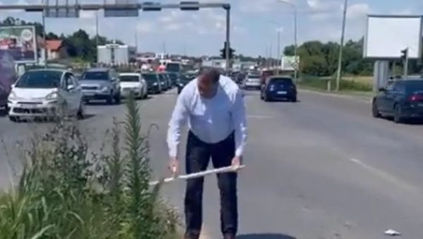 Додик коси траву поред пута у Бањалуци (ВИДЕО)