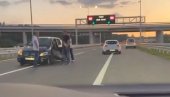 DOLIJAO VOZAČ MERCEDESA KOJI JE VOZIO U KONTRASMERU: Divljao po obilaznici pa se zakucao u drugo vozilo (VIDEO)
