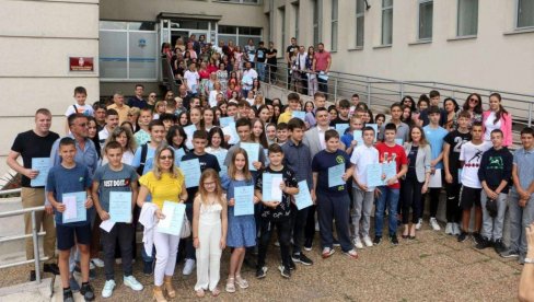 PRIZNANJA ZA USPEHE NA TAKMIČENJIMA: Nagrade za najbolje učenike osnovnih i srednjih škola u Smederevu