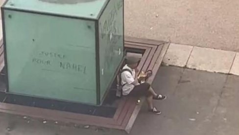 НЕСТВАРАН СНИМАК ИЗ ФРАНЦУСКЕ: Усред хаоса на улицама - човек мирно седи и једе пециво (ВИДЕО)
