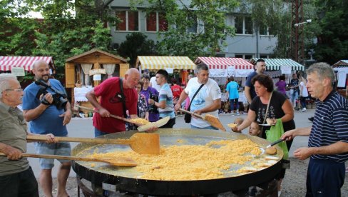 NAPRAVILI NAJVEĆU KAJGANU NA SVETU: Na Pile festu u Žitištu, spremljen obrok od -  1.017 jaja  (FOTO)