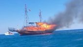 CELI BROD ZAHVATILA BUKTINJA, PUTNICI SPASAVAJU ŽIVU GLAVU: Pojavio se novi snimak drame u Egejskom moru (VIDEO)